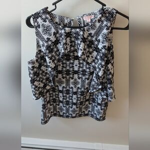 Day and night black and white pattern sleeveless flowy blouse. Size medium